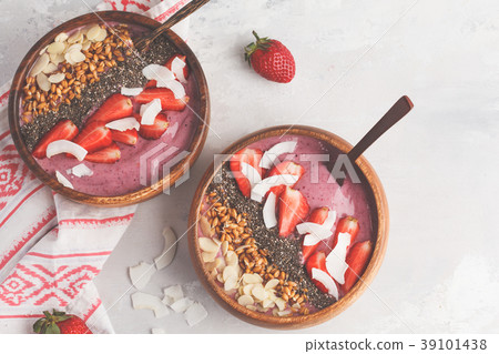 Strawberry smoothie bowl with almonds 39101438