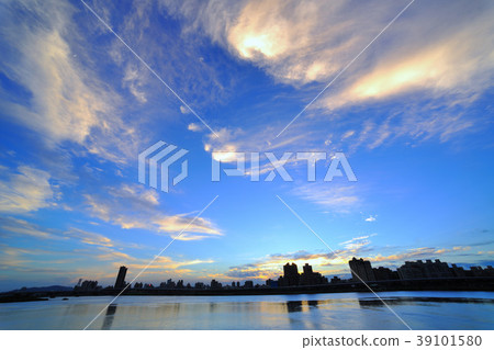 Taiwan, Taipei City, Dadaocheng, Dadaocheng Wharf, Wharf, Danshui River, Water, River Bank, Building, City 39101580