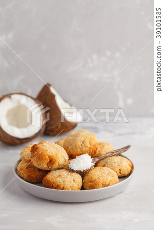 Healthy vegan homemade coconut cookies 39101585