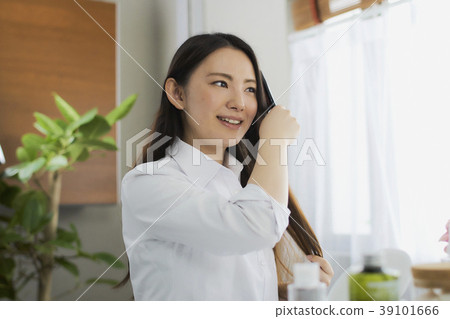 梳頭髮的秀麗少婦 梳頭髮的秀麗少婦 39101666