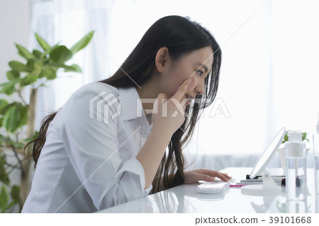 做化妝少婦的秀麗 做化妝少婦的秀麗 39101668