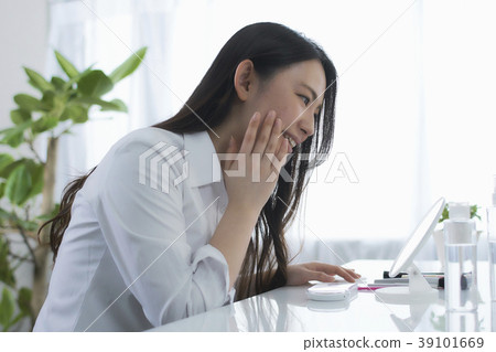 做化妝少婦的秀麗 做化妝少婦的秀麗 39101669