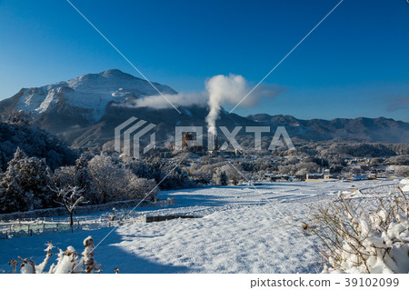 Snow scenery of terraced rice fields (Yokose Town, Chichibu-gun, Saitama Prefecture) Snow scenery of terraced rice fields (Yokose Town, Chichibu-gun, Saitama Prefecture) 39102099