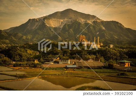 Mt. Buko反映在梯田的晚上(埼玉縣秩父郡Yokose鎮) Mt. Buko反映在梯田的晚上(埼玉縣秩父郡Yokose鎮) 39102100