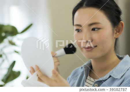 做構成的少婦在秀麗客廳 做構成的少婦在秀麗客廳 39102787