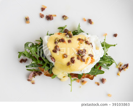 Egg benedict.  Poached egg on a toast 39103863