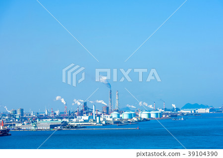 Blue sky in early spring [Fukuoka Prefecture Kitakyushu Industrial Area] 39104390