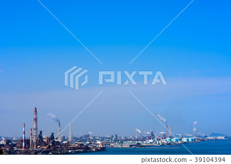 Blue sky in early spring [Fukuoka Prefecture Kitakyushu Industrial Area] 39104394