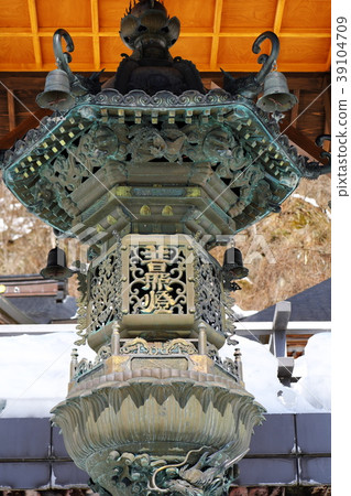 仍然保留雪的早春山寺廟 39104709