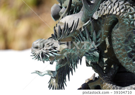 仍然保留雪的早春山寺廟 39104710