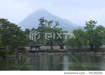 Gyeongbok Palace on a rainy day 39106000