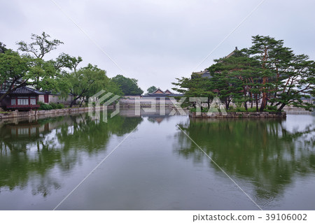Gyeongbok Palace on a rainy day 39106002