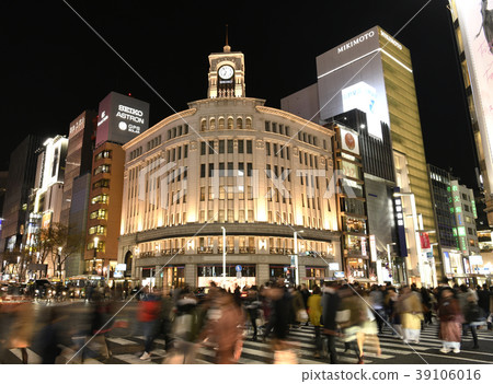 在日本銀座夜場面和人群的東京都市風景 照片素材 圖片 圖庫