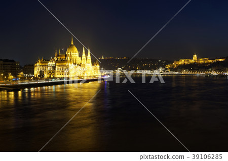 Cityscape of Budapest at night 39106285