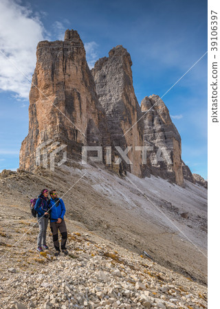 young couple in italien dolomites, loving nature  39106397