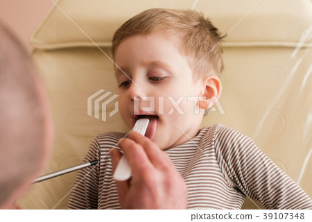 Doctor check mouth of kid patient 39107348