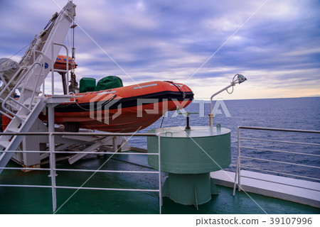 救生艇安裝在船上 39107996