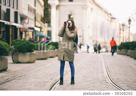 Beautiful young tourist woman stands on the Beautiful young tourist woman stands on the 39108202