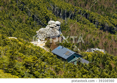 Mt. Jinfeng hut seen from the top of Mt. Mt. Jinfeng hut seen from the top of Mt. 39108560