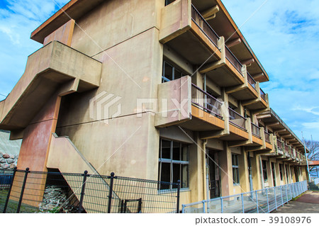 Former Ono Kiba elementary school damaged school building [Shimabara City, Nagasaki Prefecture] 39108976