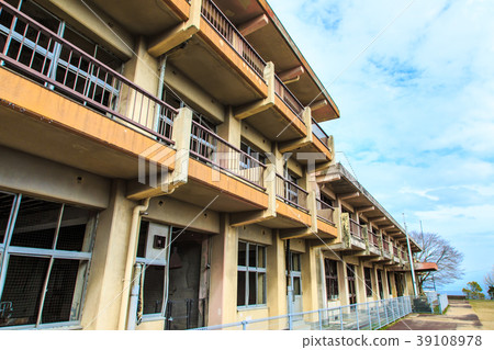 Former Ono Kiba elementary school damaged school building [Shimabara City, Nagasaki Prefecture] 39108978