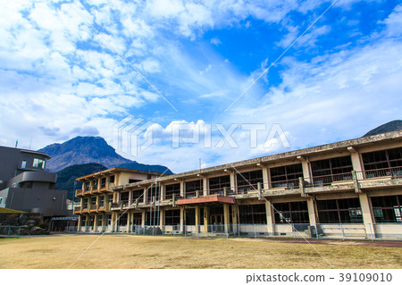 Former Ono Kiba elementary school damaged school building [Shimabara City, Nagasaki Prefecture] 39109010