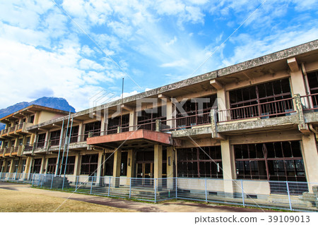 Former Ono Kiba elementary school damaged school building [Shimabara City, Nagasaki Prefecture] 39109013