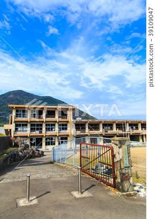 Former Ono Kiba elementary school damaged school building [Shimabara City, Nagasaki Prefecture] 39109047