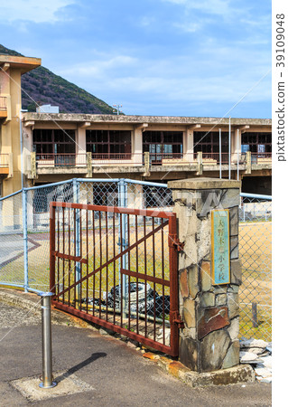 Former Ono Kiba elementary school damaged school building [Shimabara City, Nagasaki Prefecture] 39109048