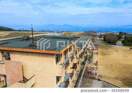 Former Ono Kiba elementary school damaged school building [Shimabara City, Nagasaki Prefecture] 39109049
