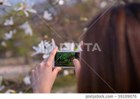 婦女與聰明的形式的射擊花 婦女與聰明的形式的射擊花 39109876