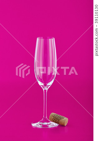 Wine glass with cork on pink 39110130