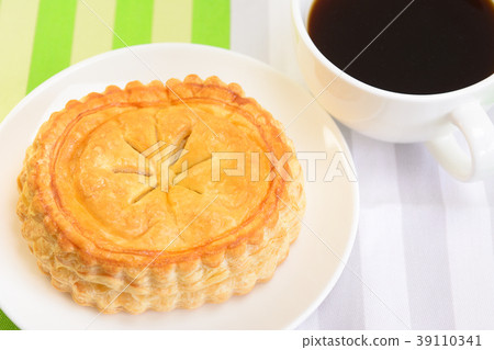 美味的肉餡餅和熱咖啡 美味的肉餡餅和熱咖啡 39110341