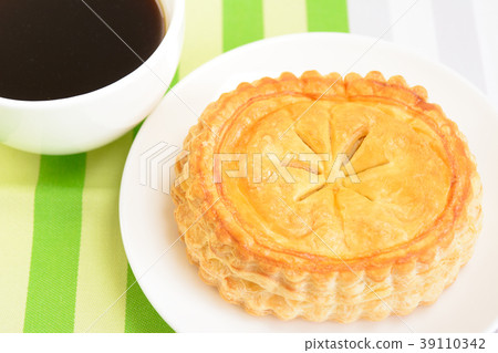 美味的肉餡餅和熱咖啡 美味的肉餡餅和熱咖啡 39110342