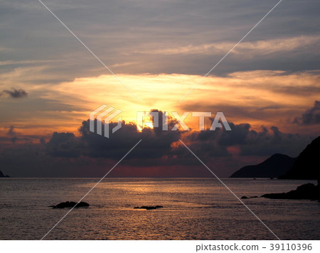 The sinking sunset-in the Goto Islands- 39110396