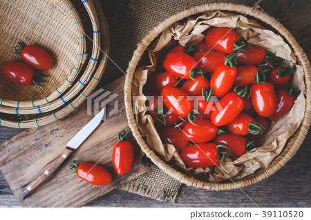Plum tomatoes- Cherry tomatoes Plum tomatoes- Cherry tomatoes 39110520