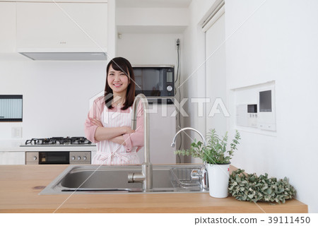 A woman standing in the kitchen 39111450