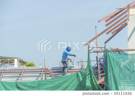 Workers in baskets are installing sheet Workers in baskets are installing sheet 39111936