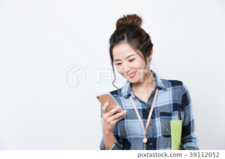 Business woman (smartphone) 39112052
