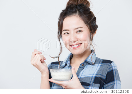 Young woman (yoghurt) Young woman (yoghurt) 39112308