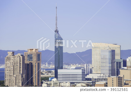 沒有云彩的藍天和福岡的美麗的街道 39112581