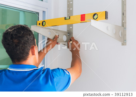 Technicien using Clinometer Bubble Level Ruler Technicien using Clinometer Bubble Level Ruler 39112913