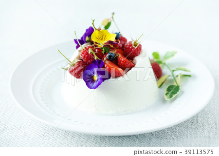 dessert with berries 39113575