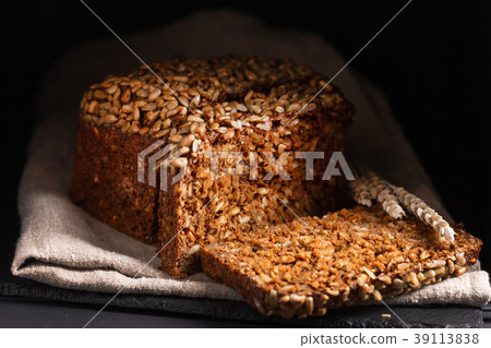 wholegrain bread 39113838