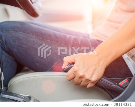 woman hand pulling the car handbrake  39114381