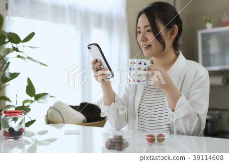 Young woman looking at smartphone in beauty living room Young woman looking at smartphone in beauty living room 39114608