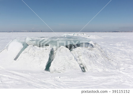Ice breaking on the river in early spring 39115152