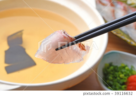 Chopsticks and dishes 39116632