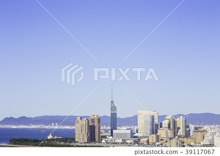 Blue sky with no clouds and the beautiful streets of Fukuoka 39117067