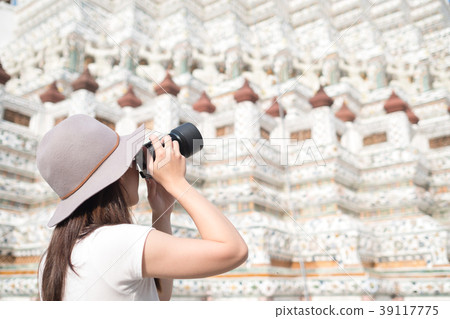 Female shooting photos at Wat Arun temple 39117775